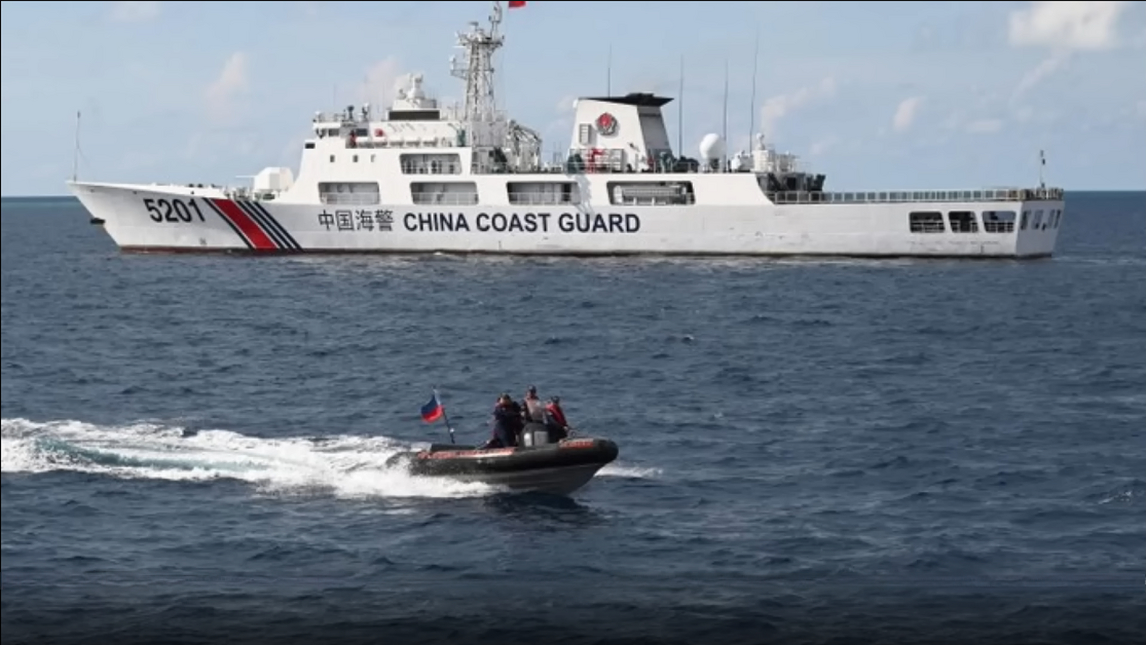 昨天,菲律宾陆军司令装扮成渔民登上了仁爱礁那艘破船,密不透风的海警