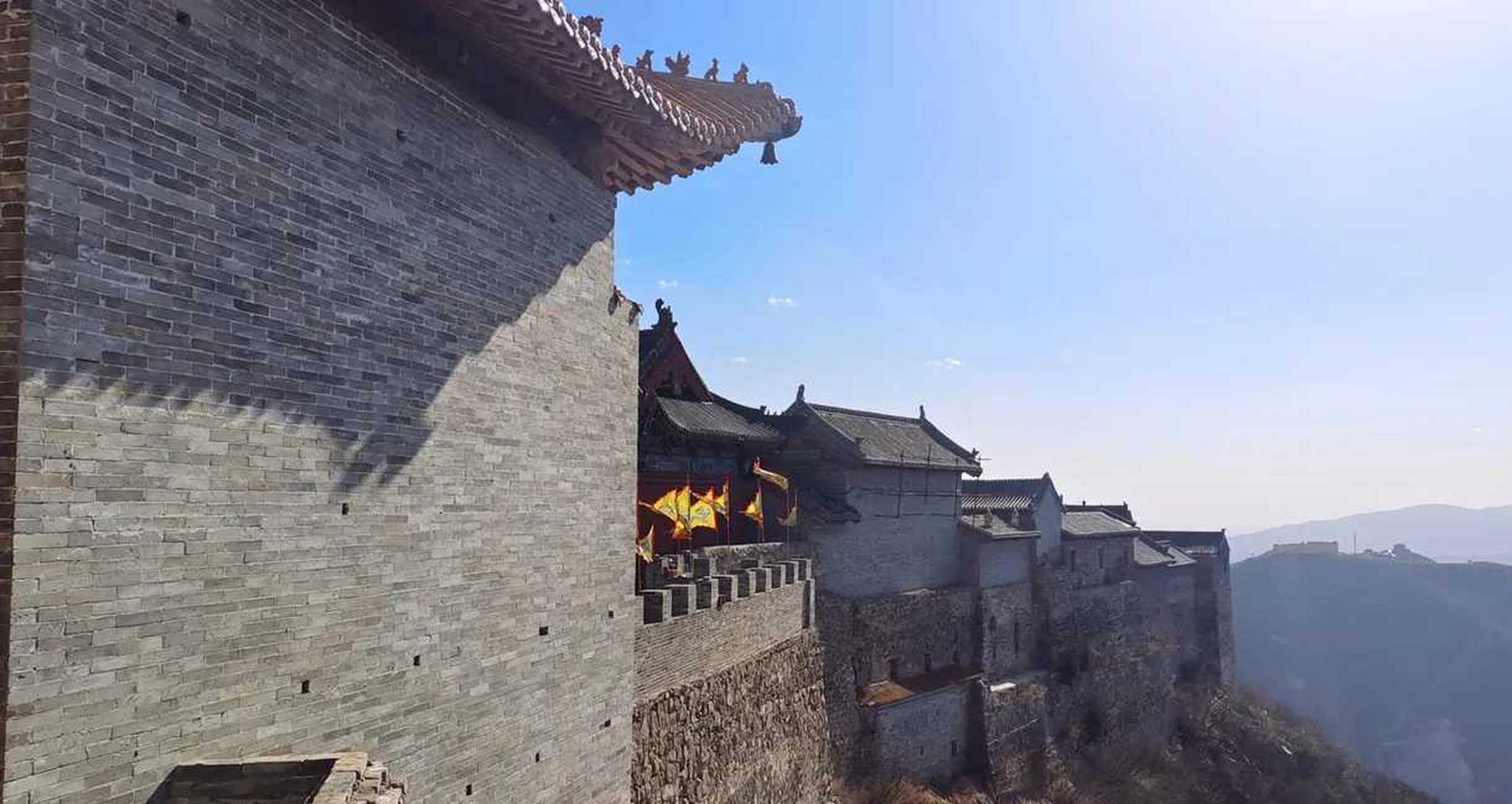 青龙山(老爷顶)位于洪洞县城西南 23 公里处,是吕梁山东南部的一条