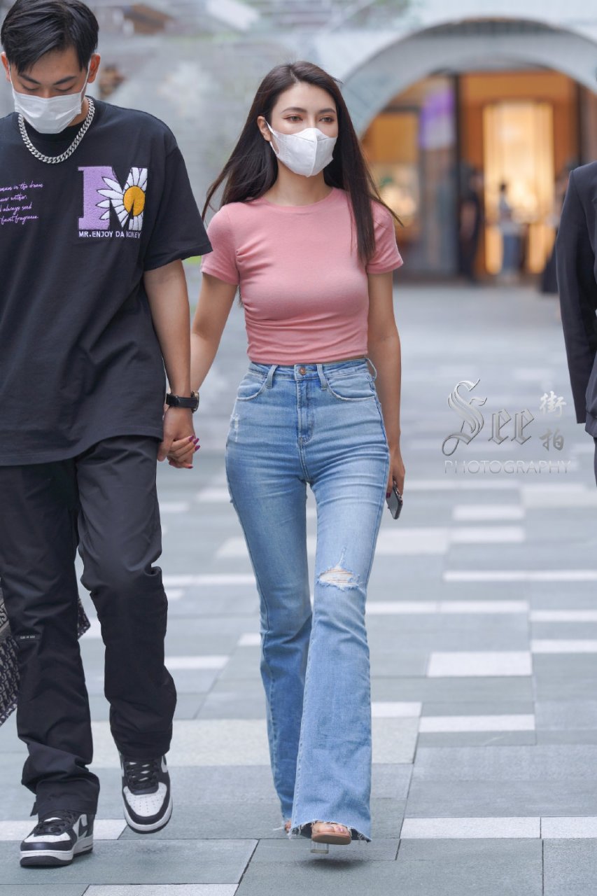 喇叭牛仔裤,百搭随性~#时尚街拍# #街拍