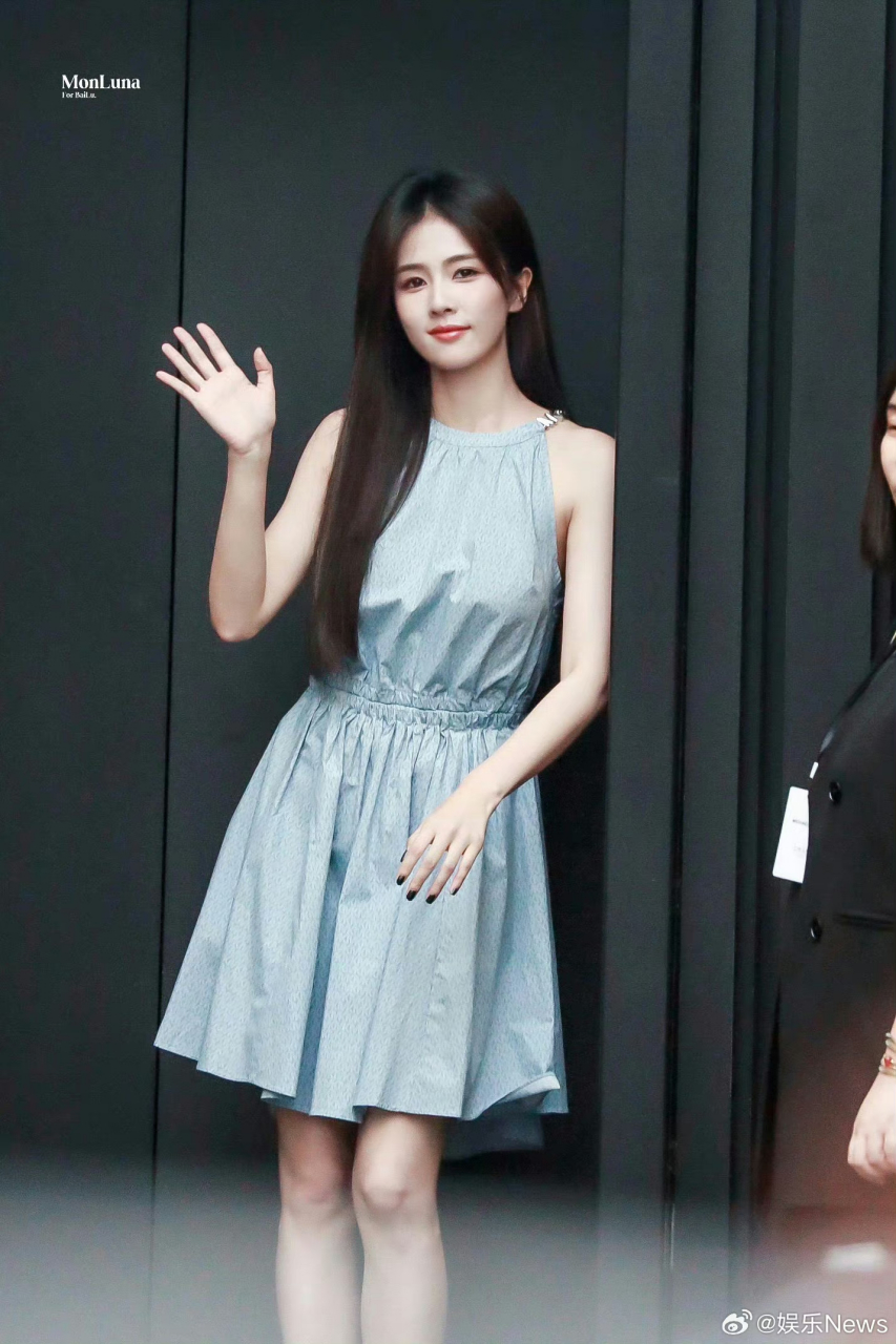 白鹿今日线下活动两套造型,蓝色短裙77黑色短裙#白鹿