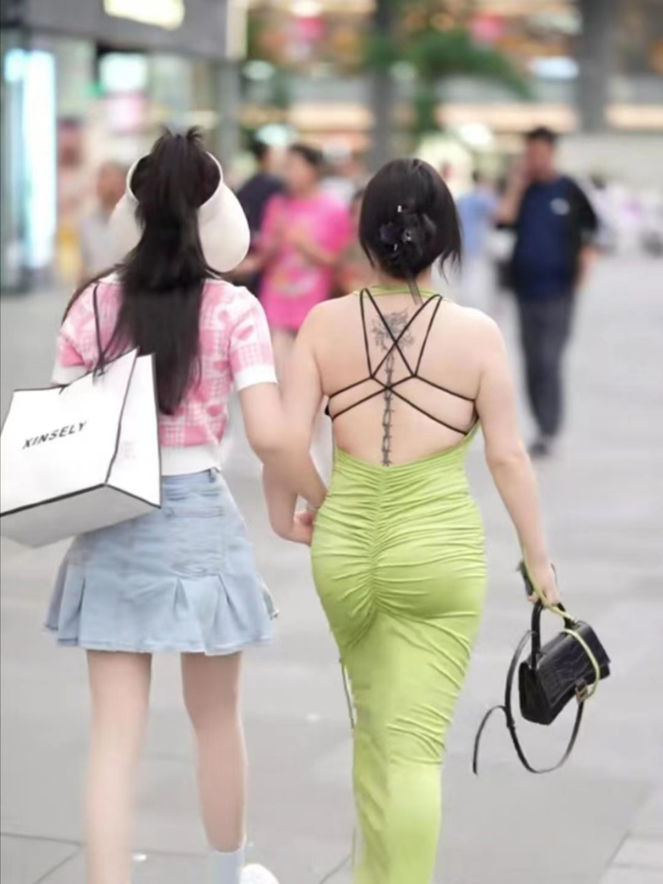街拍微胖女神,后背纹身的美女!
