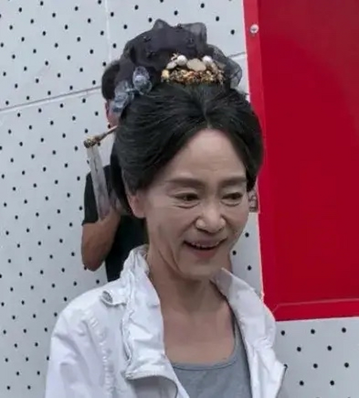 64岁的刘雪华满头白发,满脸皱纹,天然脸自然老去就是这个样子,虽然