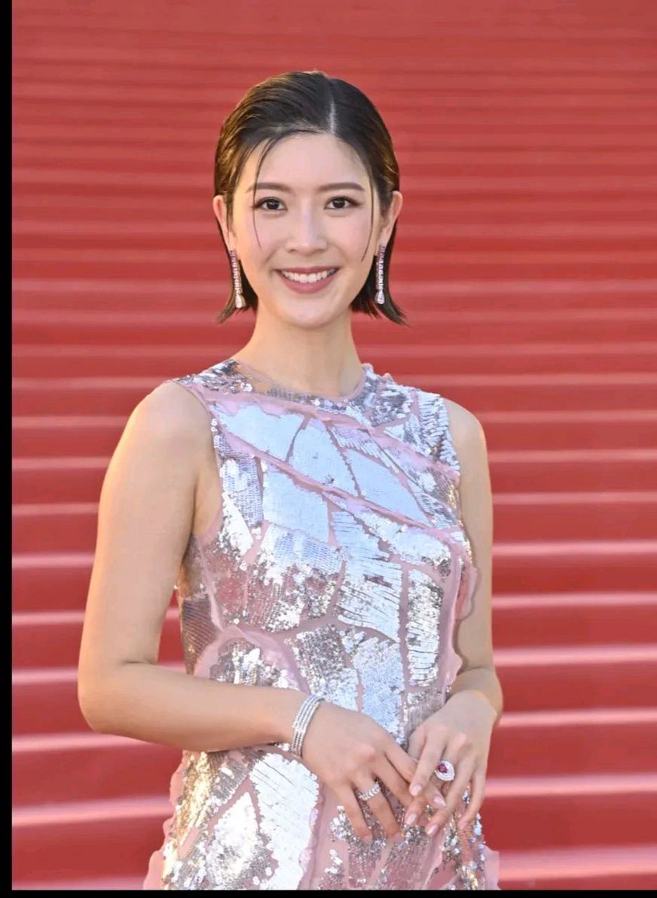女星余香凝在金像奖举行前突然宣布怀孕  老公一路小心翼翼呵护走红毯