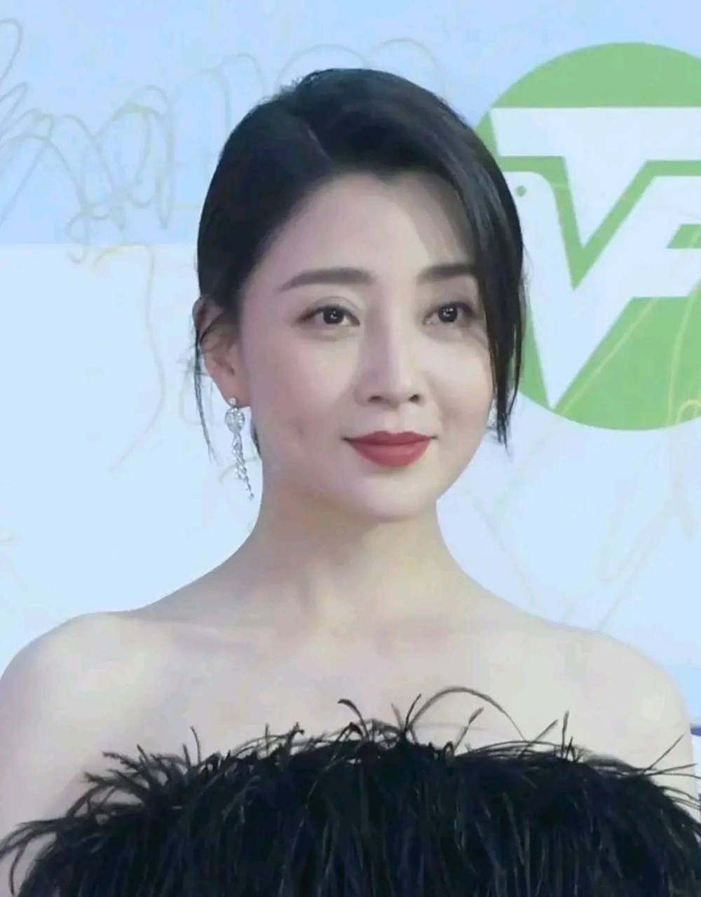 谁懂啊,谁能想象殷桃是79年出生的,这也太年轻太好看了吧!