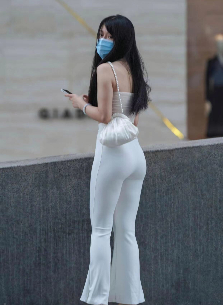 时尚百搭的白色紧身裤,穿美女身上真好看