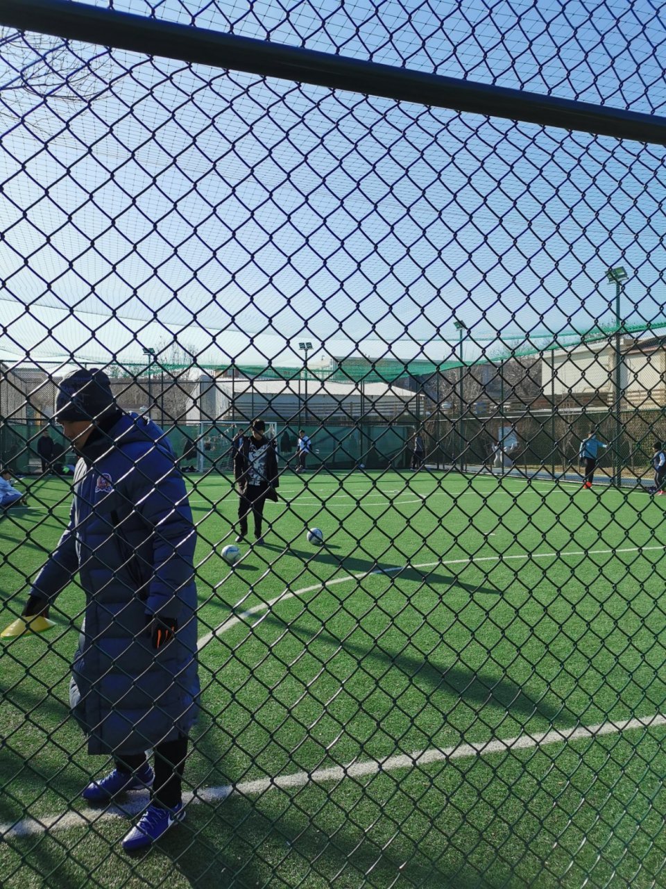 天津的曲江公园是个锻炼的好地方,无论严寒总有热衷于健康健身的一群