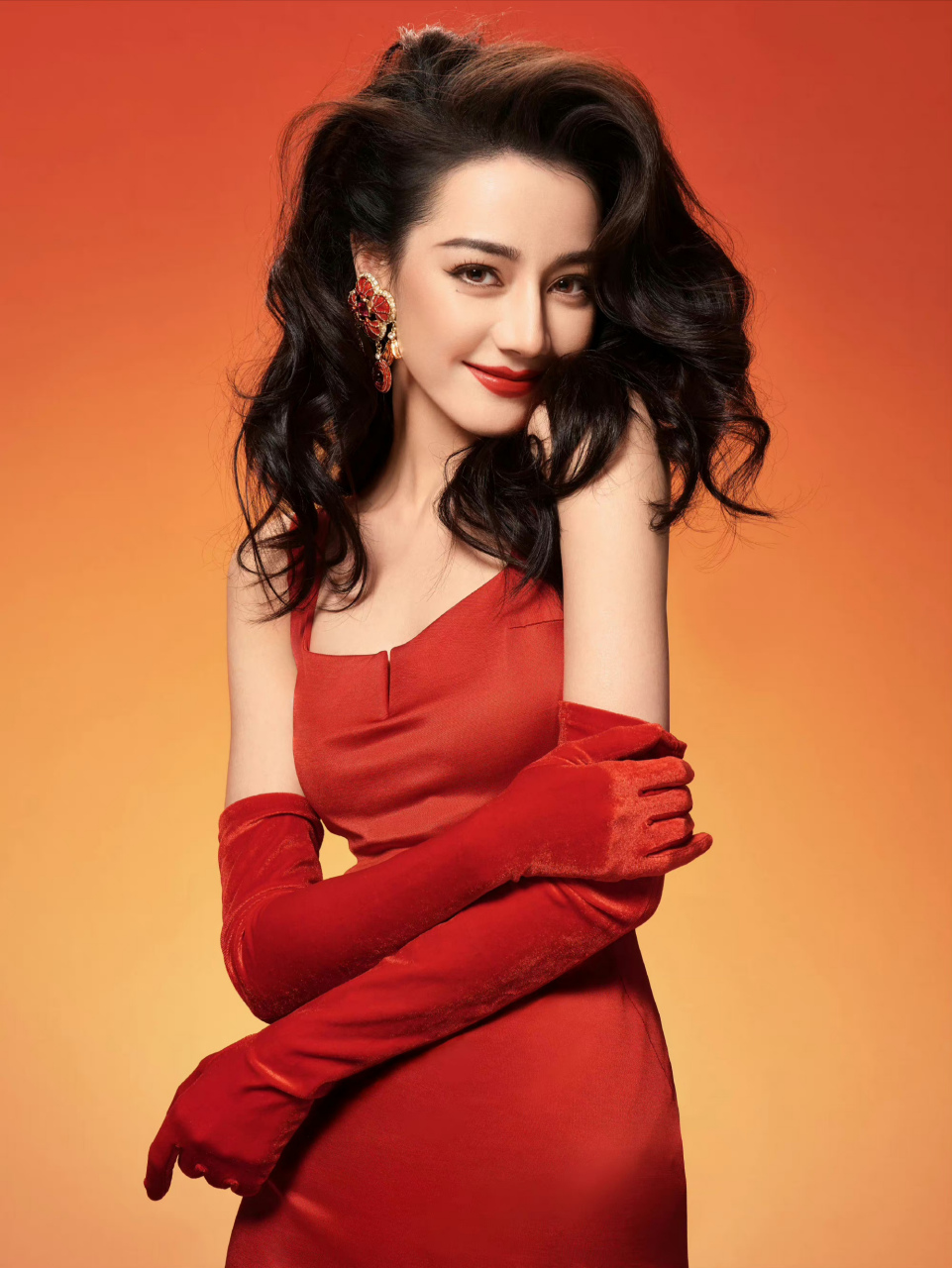 迪丽热巴红丝绒裙,配红丝绒手套,摩登时尚!#心随星动