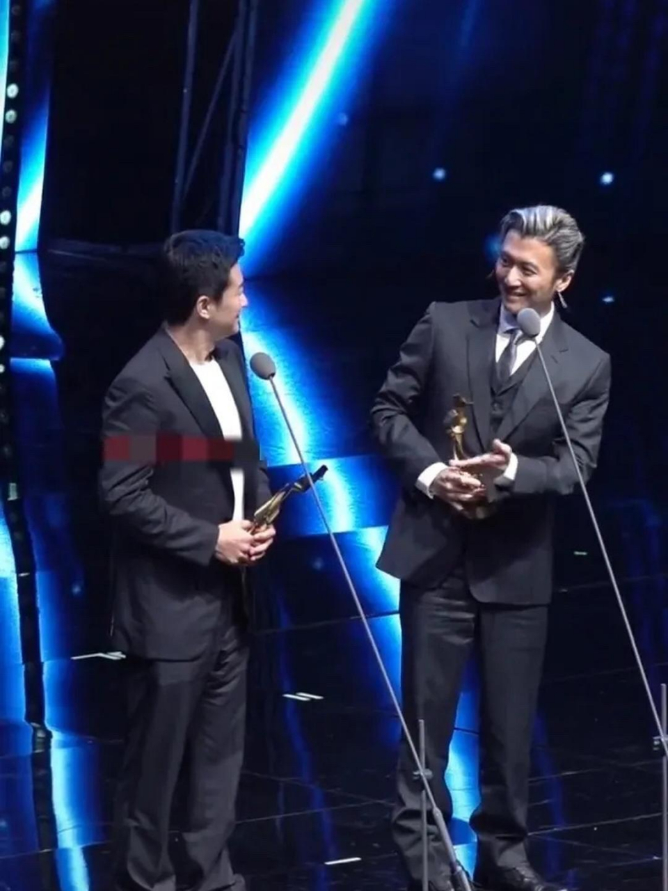 吴京和谢霆锋站一块一样高,但是他的鞋跟比谢霆锋高出不少.