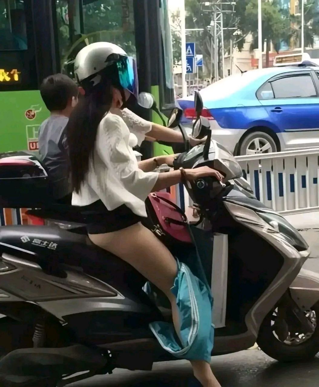 "美女你裙子都掉了",上班路上看见一美女骑摩托裙子