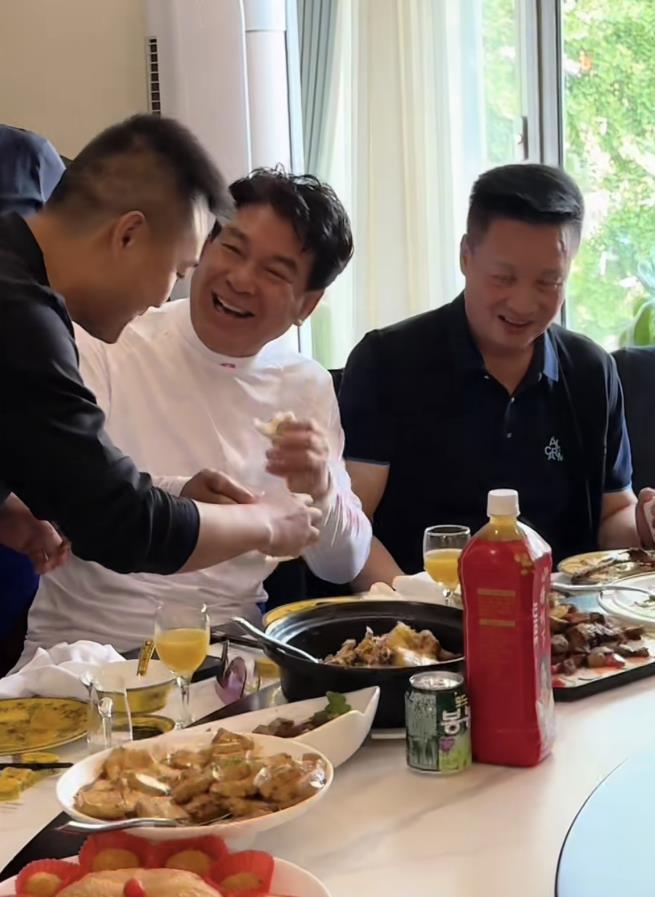 69岁朱时茂现状曝光!和阎维文,解晓东聚餐,全场无酒喝平价饮料