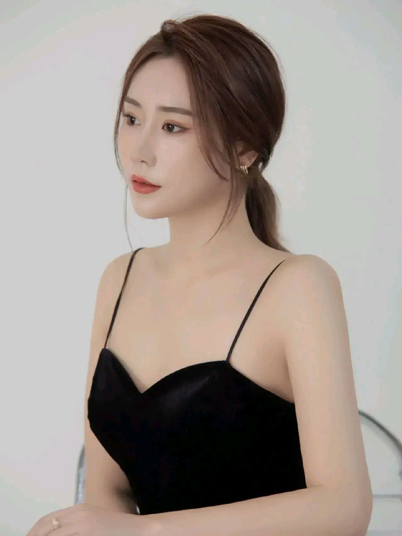 吊带裙美妇风韵无限令人心动