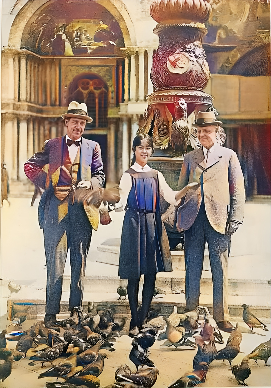 林徽因老照片  1920年,英国伦敦,在街头玩耍的林徽因.