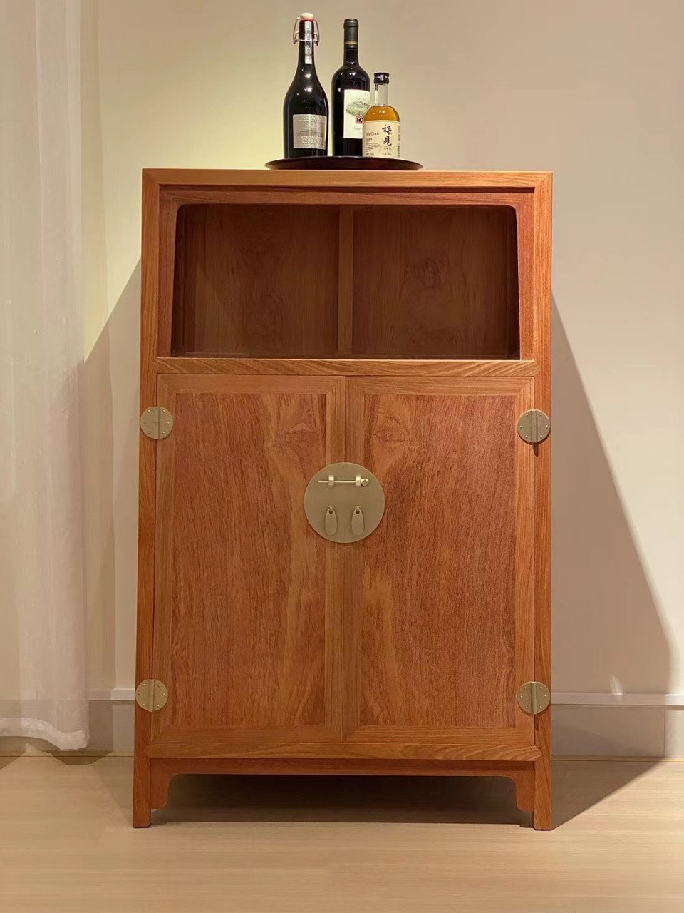 两款最经典的柜子 一款是全独板的缅甸花梨万历柜,万历柜从万历年间