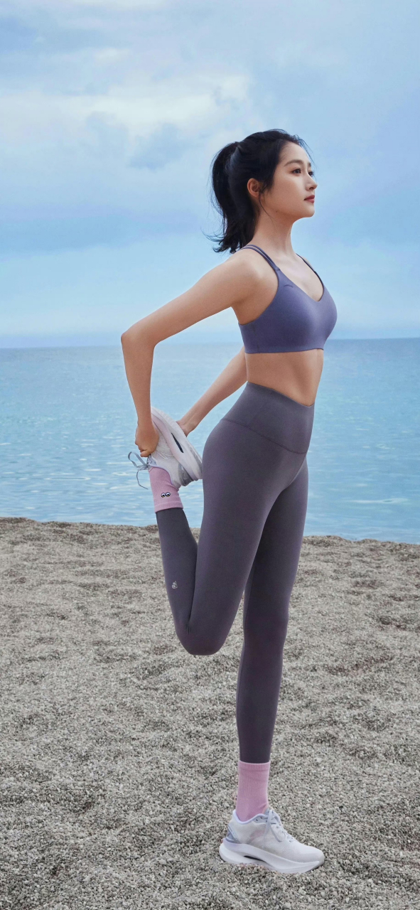 关晓彤海边跑步,瑜伽裤配好身材[舔屏]#夏日去哪玩# #关晓彤# #瑜伽