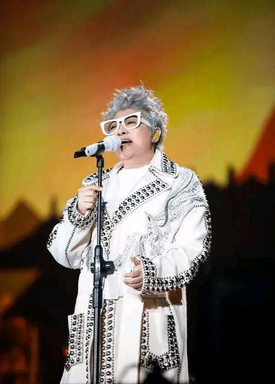 韩红演唱会忍不住飙眼泪!