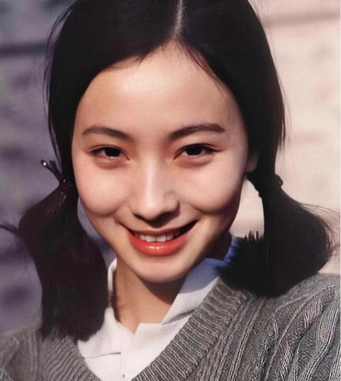 陶虹原来的眼睛挺好看的啊!天生媚态,笑起来真是摄人心魄,女人味十足!