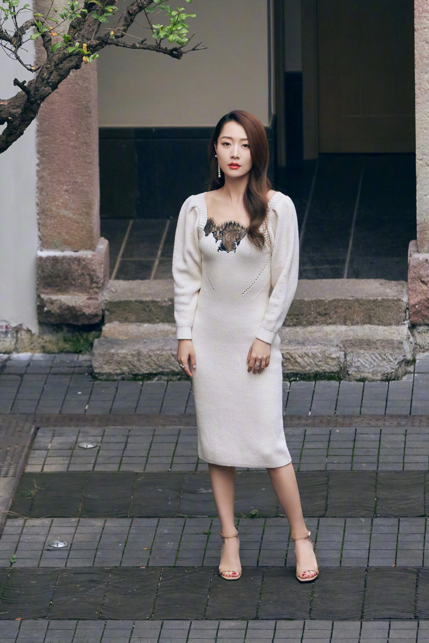 英皇娱乐旗下艺人白冰,2010年凭借古装爱情剧《神话》中玉漱一角被