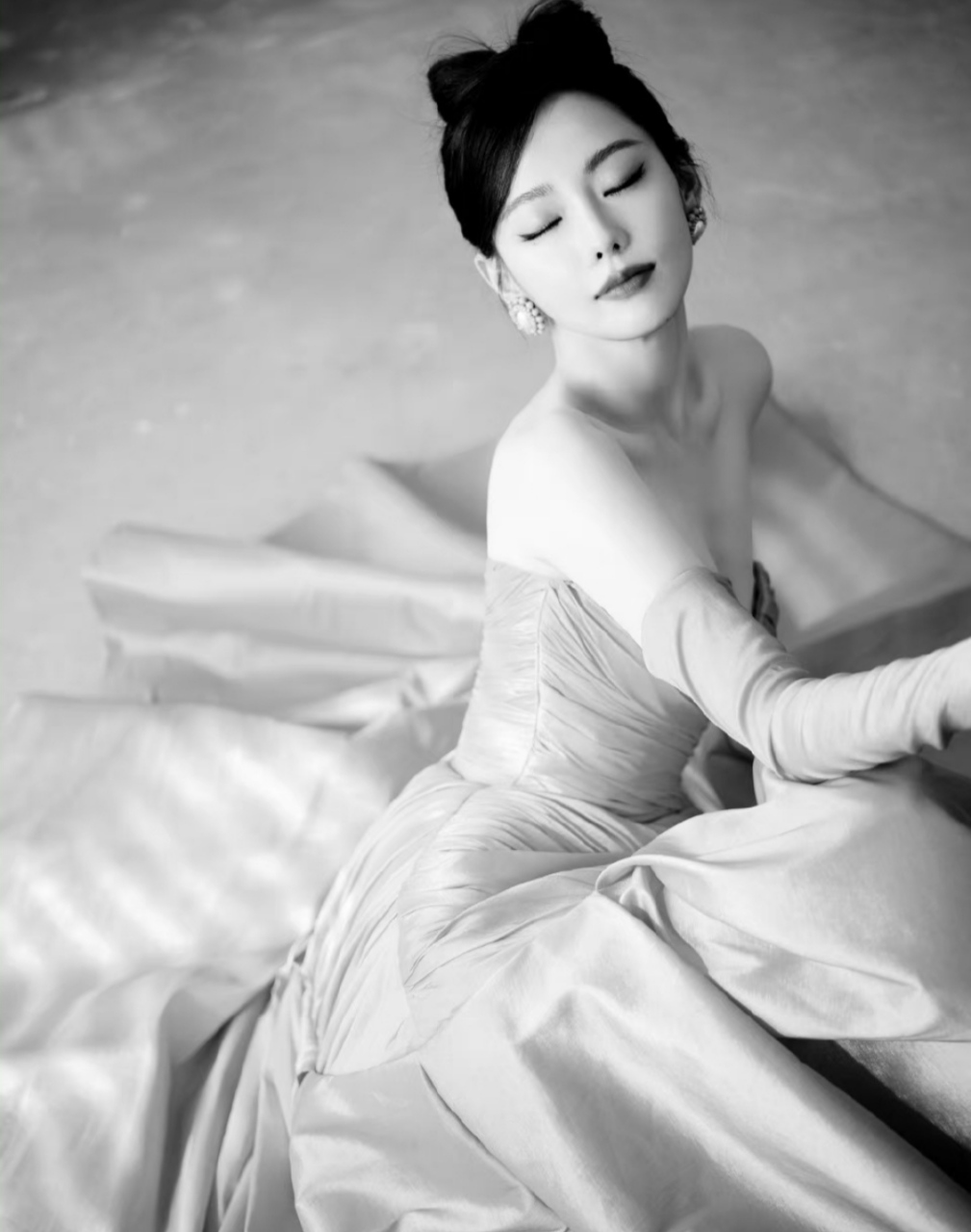 青春靓丽,性感妩媚的#张嘉倪# ,一袭粉色抹胸礼裙,肤白貌美的容颜