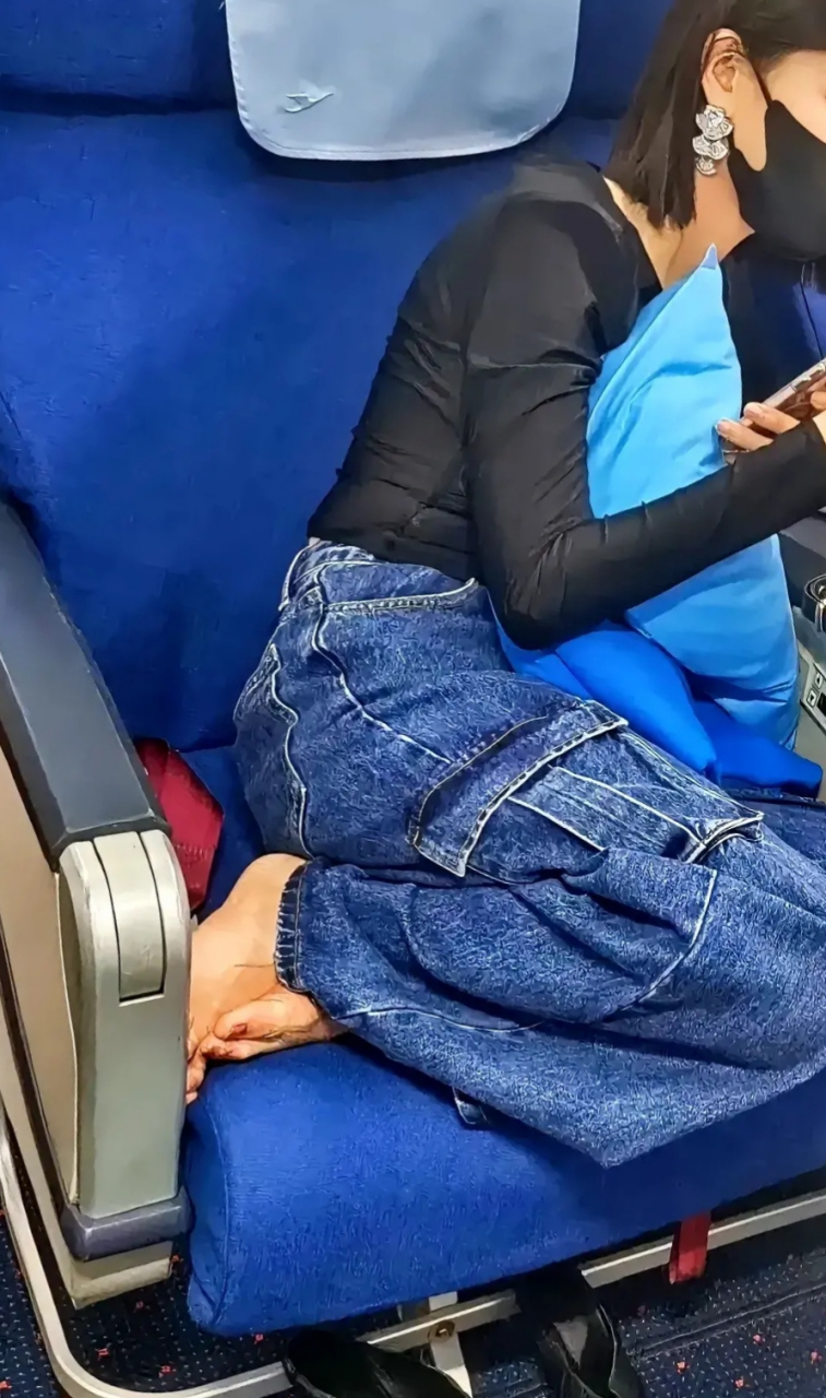 近日,李一桐被网友拍到,在飞机上脱鞋赤脚坐在椅子上.