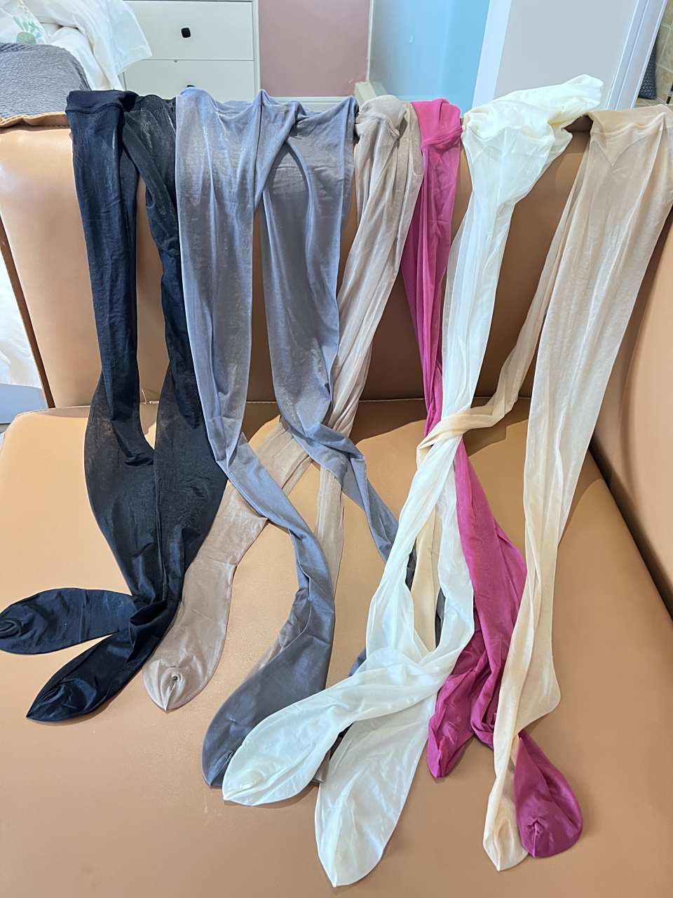 丝袜好像在发光一样,这油亮感让人怎能不心动呢!#丝袜# #闲置