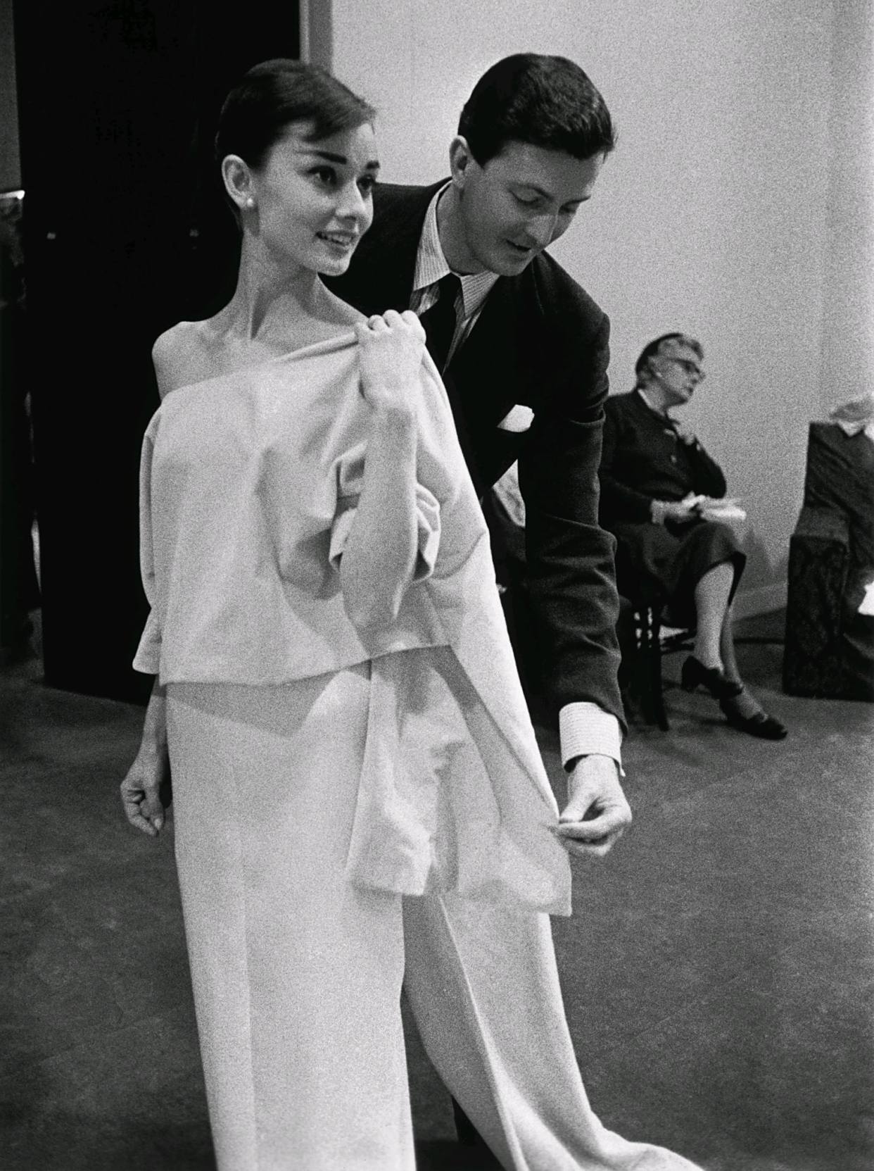 《甜姐儿》14套服饰欣赏:土妞变超模,看奥黛丽·赫本惊艳换装