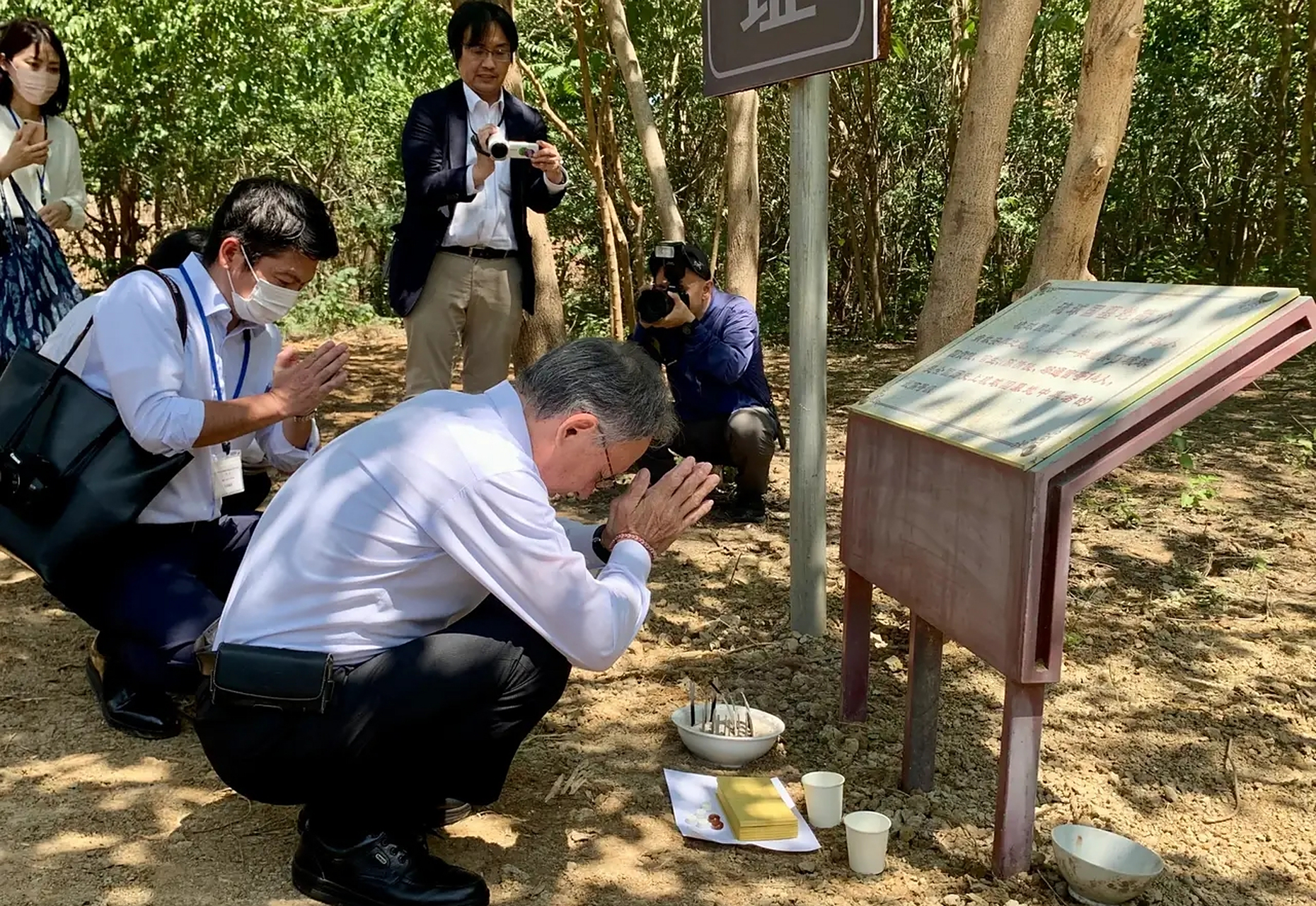 正在访华的琉球知事玉城丹尼去位于北京通州的琉球国墓地遗址祭拜