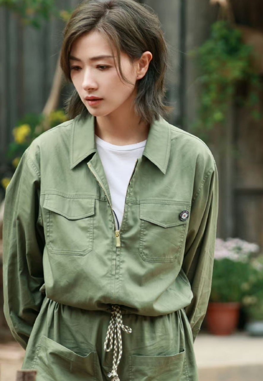 万茜去录制《向往的生活》,她特意穿了长筒靴子,就是为了干活方便.