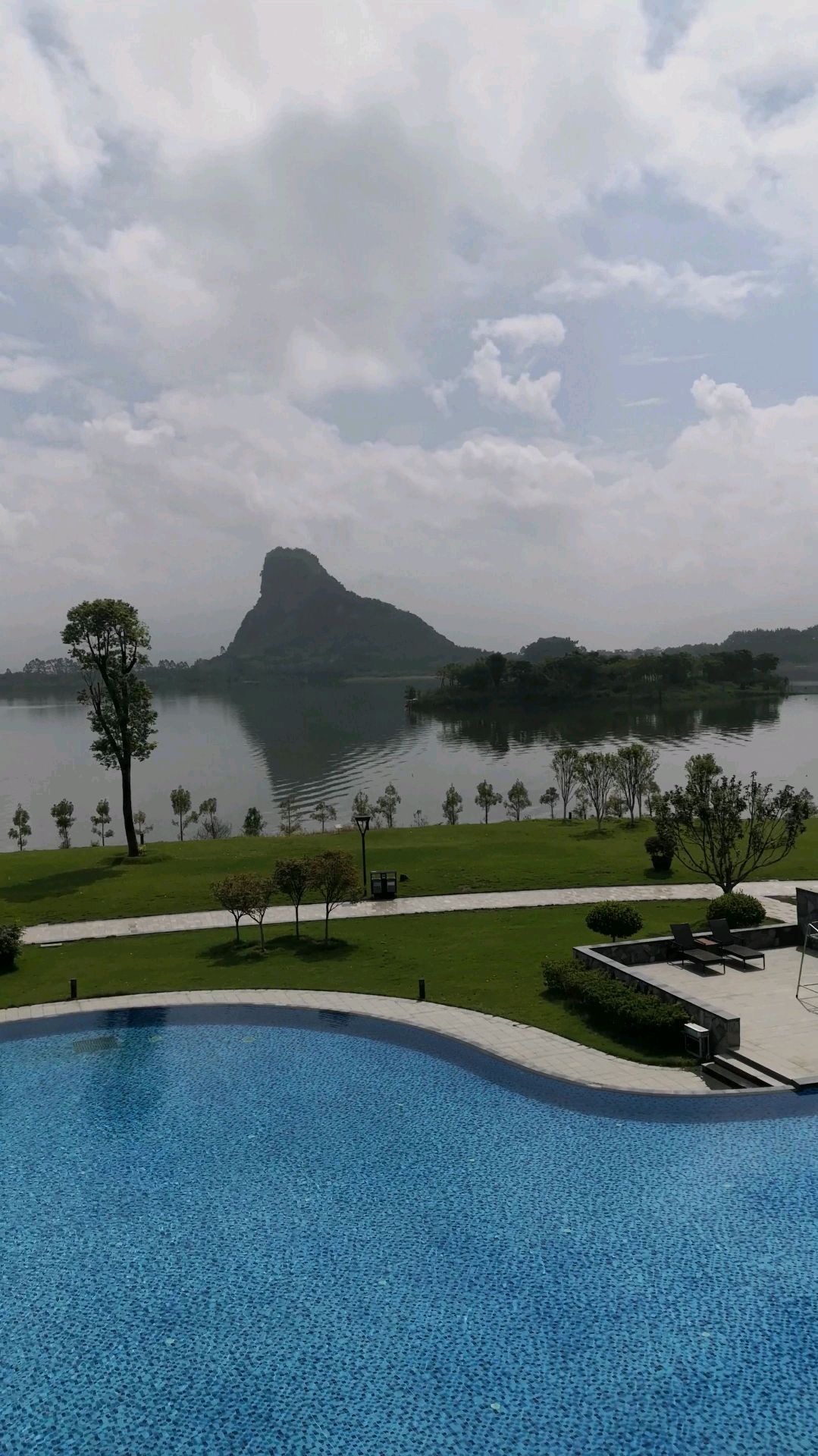 英德宝晶宫天鹅湖温泉度假酒店,我们住的房间,阳台风景独好,天晴完全无需滤镜