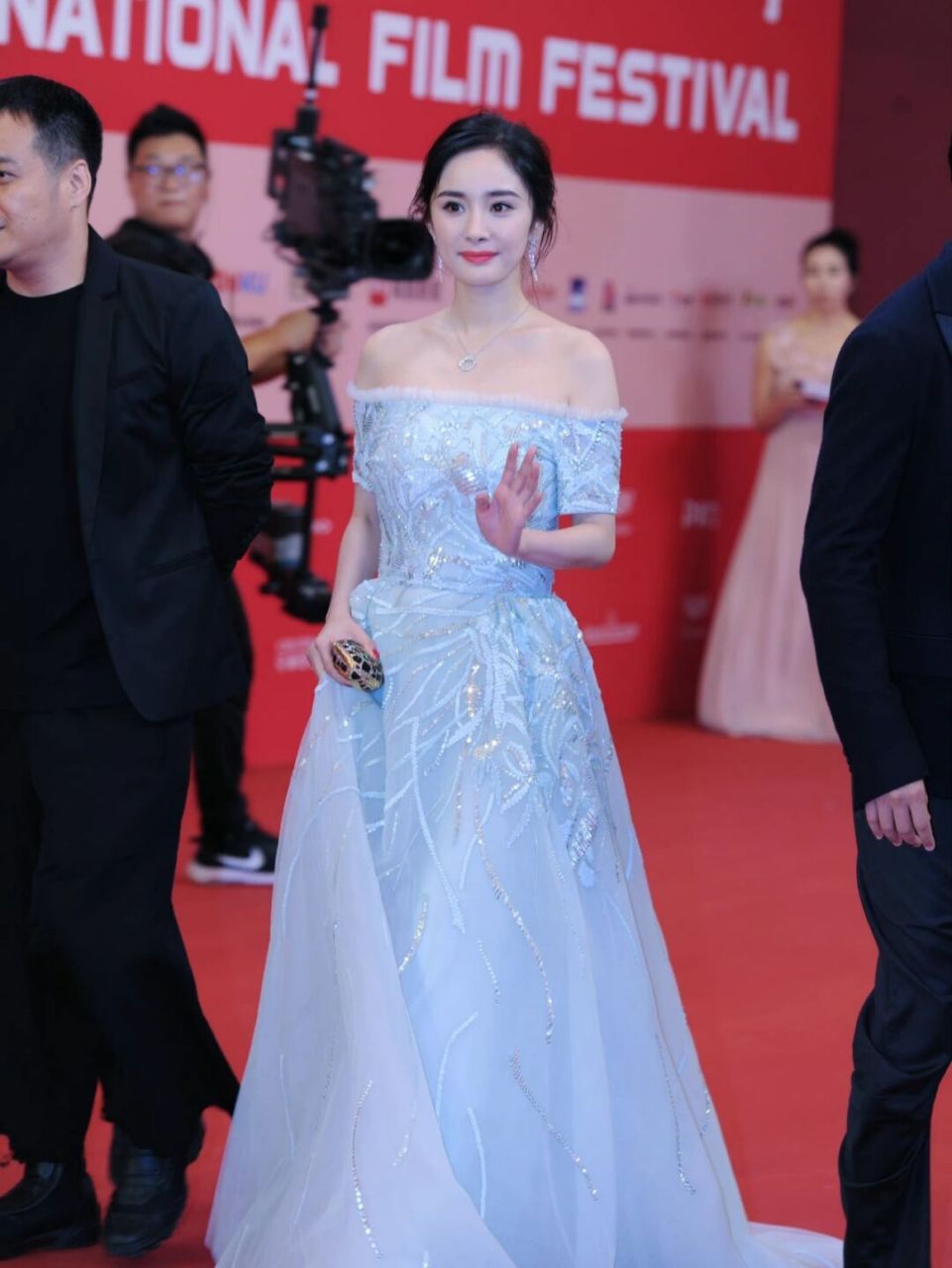 杨幂又惊艳到我了,一袭浅蓝色的一字肩礼服,华丽精致,时髦大气又性感