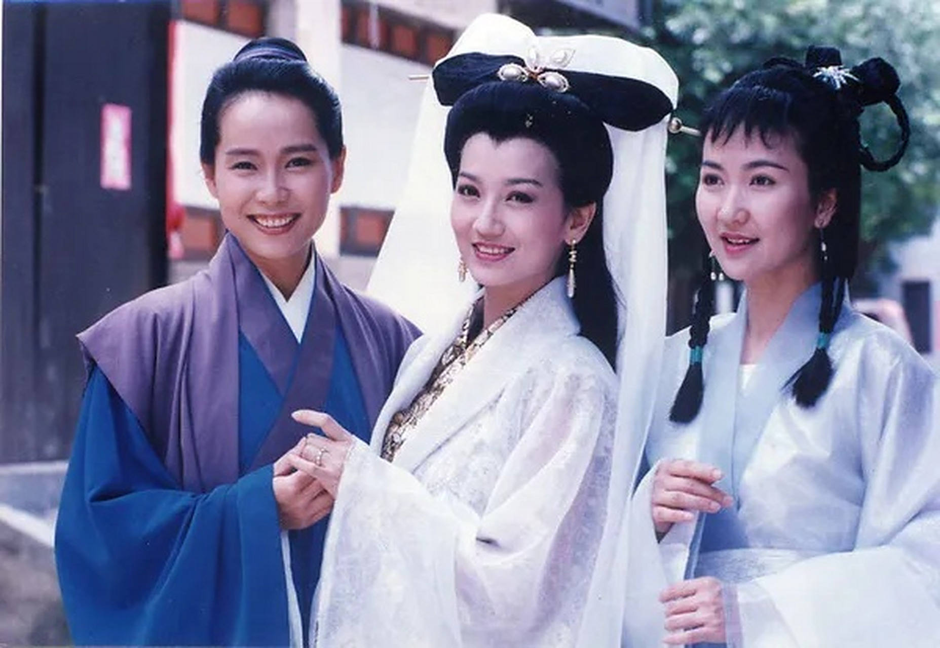 近日,《新白娘子传奇》主演团队,在杭州举办了30年演唱会发布会.