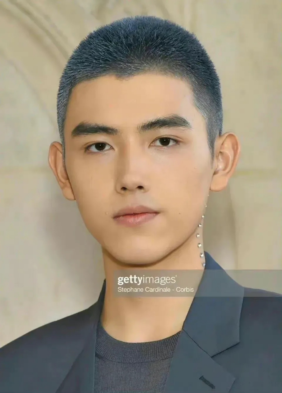 陈飞宇蓝灰色寸头造型