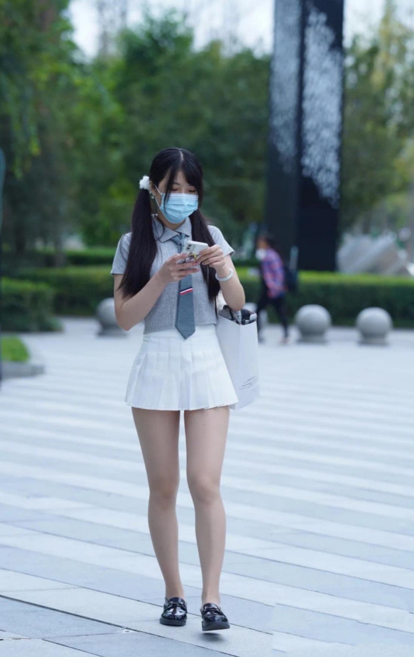 这百褶裙有些短了#日常穿搭# #时尚街拍美女