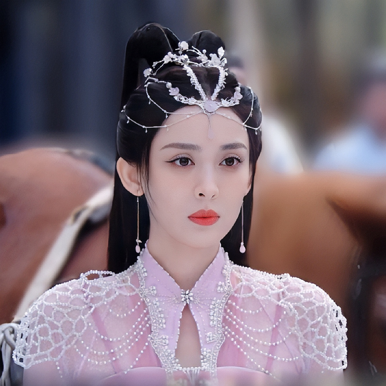 同样是满头配饰的古装打扮,鞠婧祎的画风很影楼,古力娜扎反而多了几分