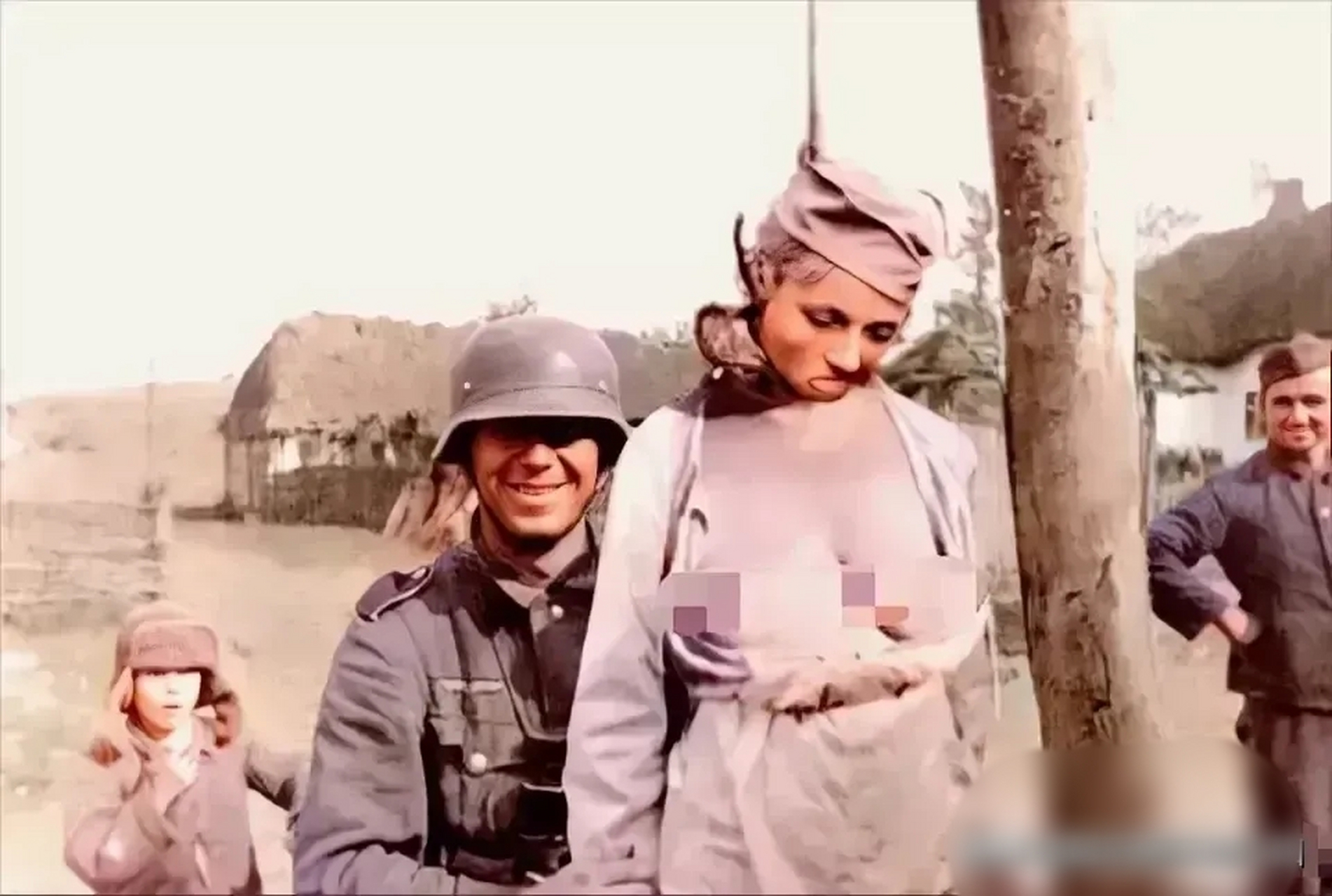 1942年,德军绞杀了一名苏联女兵后留下的照片,这些德国士兵太不人道了
