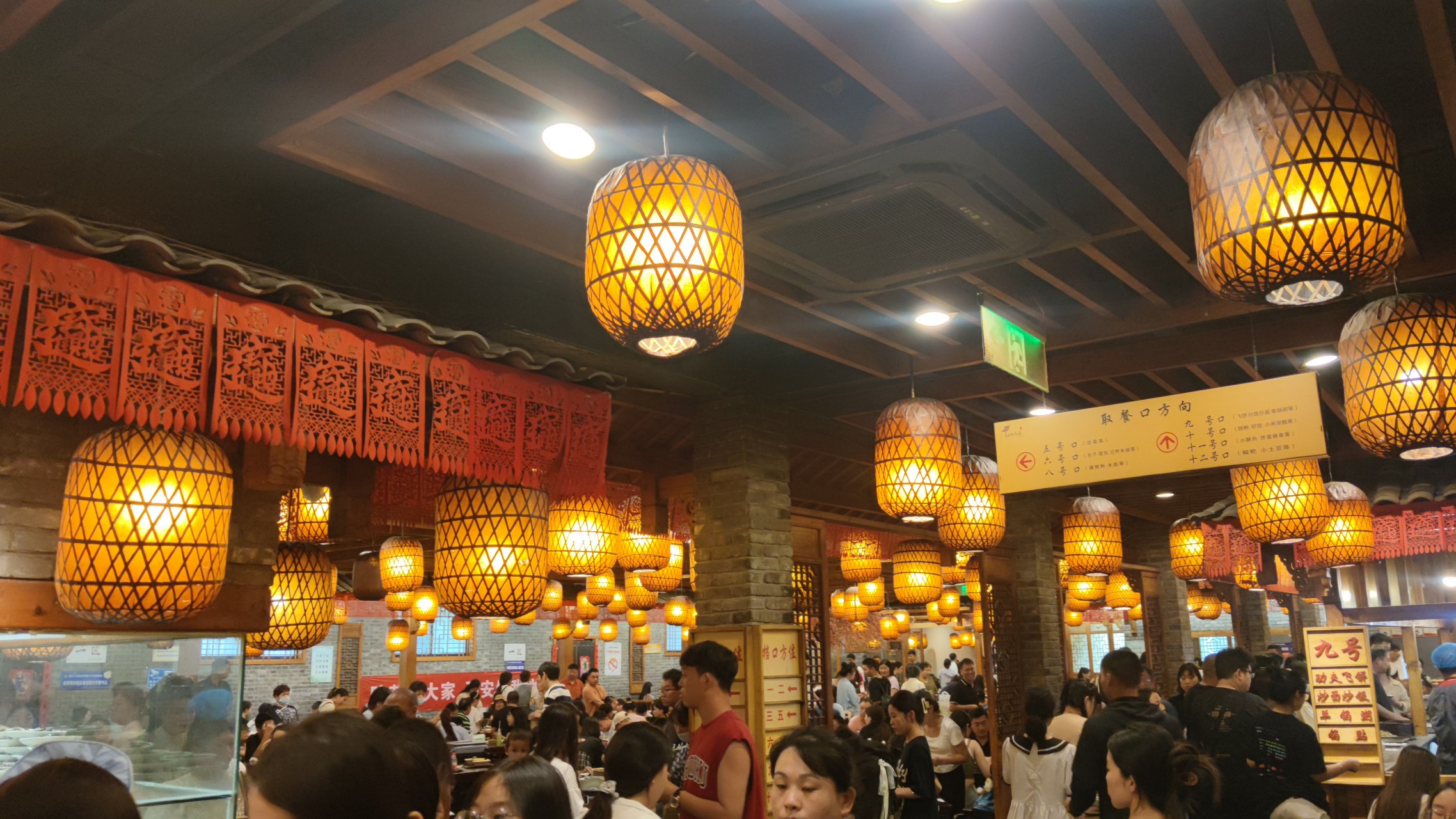 洛阳的小街天府,小吃街今天算是见识了,人气是真旺,还有穿汉服的小姐