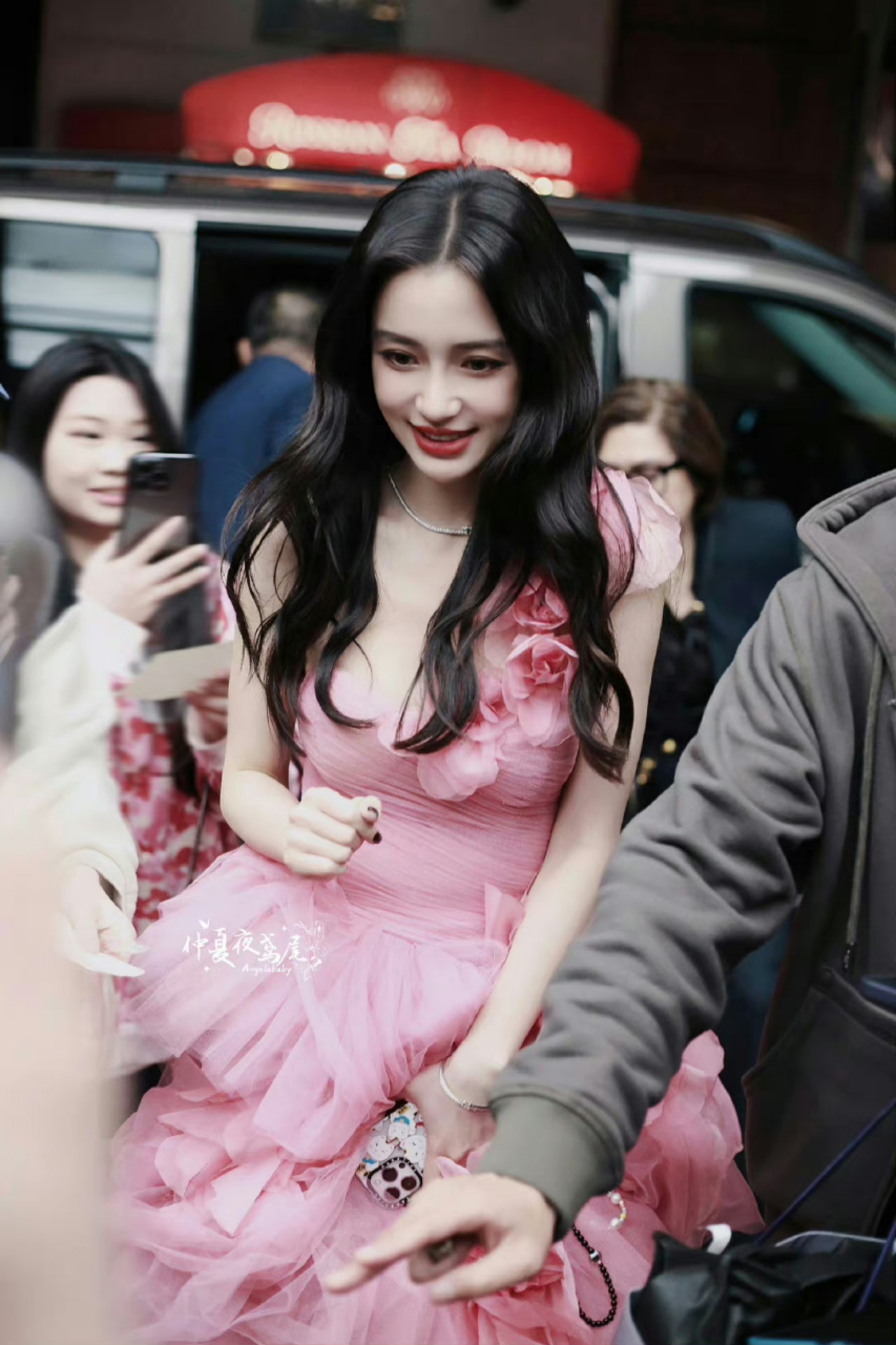 angelababy 身穿mo家marchesa粉色花朵礼服出席于纽约举办的princes 