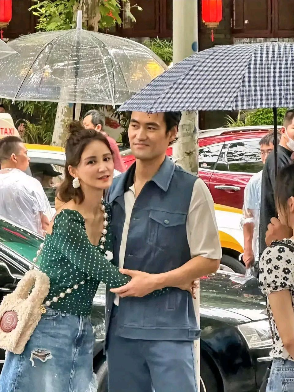 袁弘和妻子张歆艺现身武汉街头,夫妇二人牵手街头非常恩爱,被数名网友