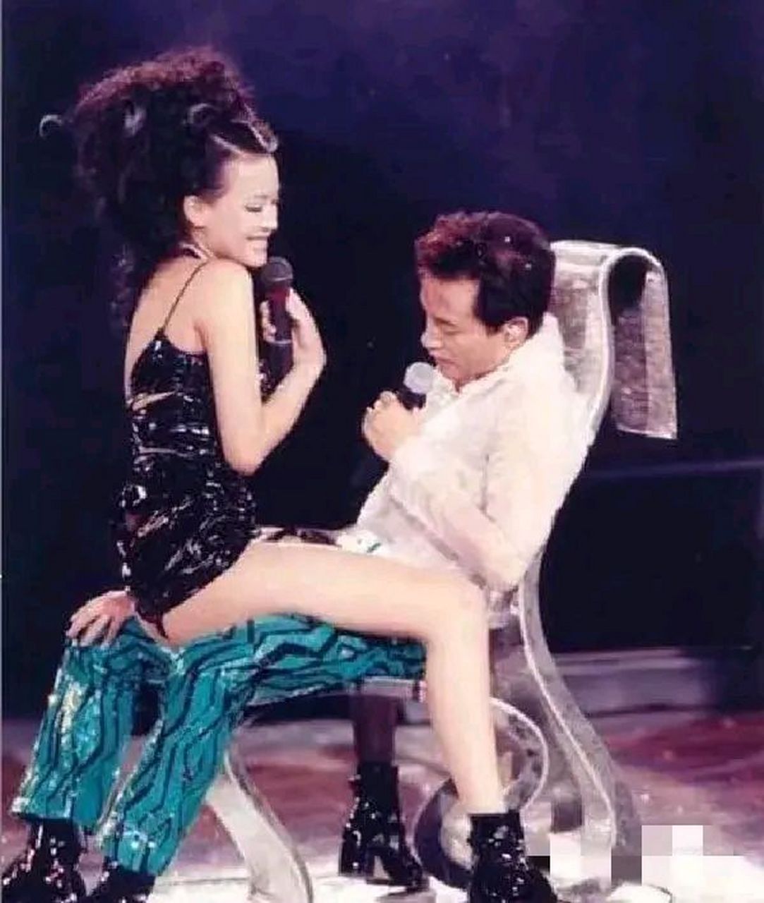 舒淇的表现让人大吃一惊,该减肥了  张国荣的97年跨年演唱会上,舒淇大