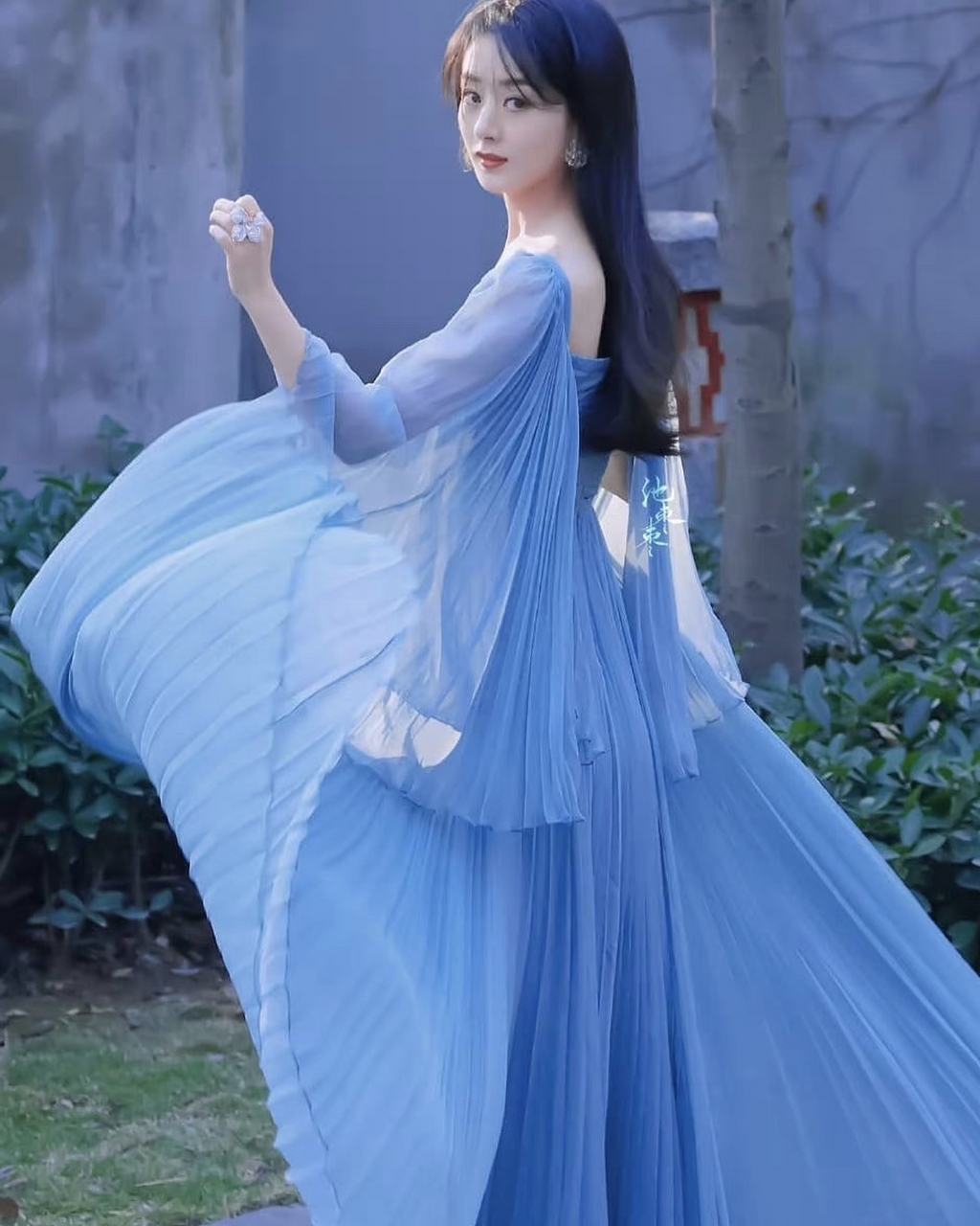 蓝色纱裙如梦似幻,仙气逼人! #赵丽颖
