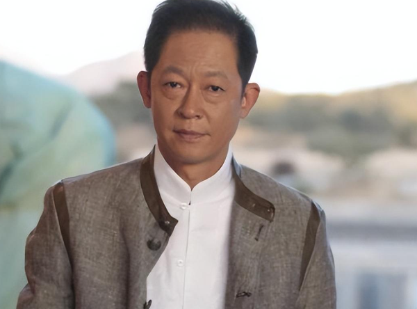 王志文被30家媒体联合封杀,冲狗仔竖中指被骂,到底犯了什么错?