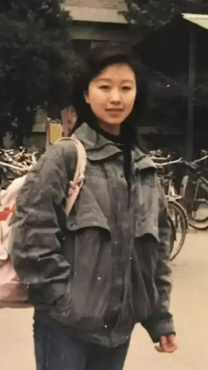 上世纪80年代末,上海,一位女大学生在校园里的留影照.