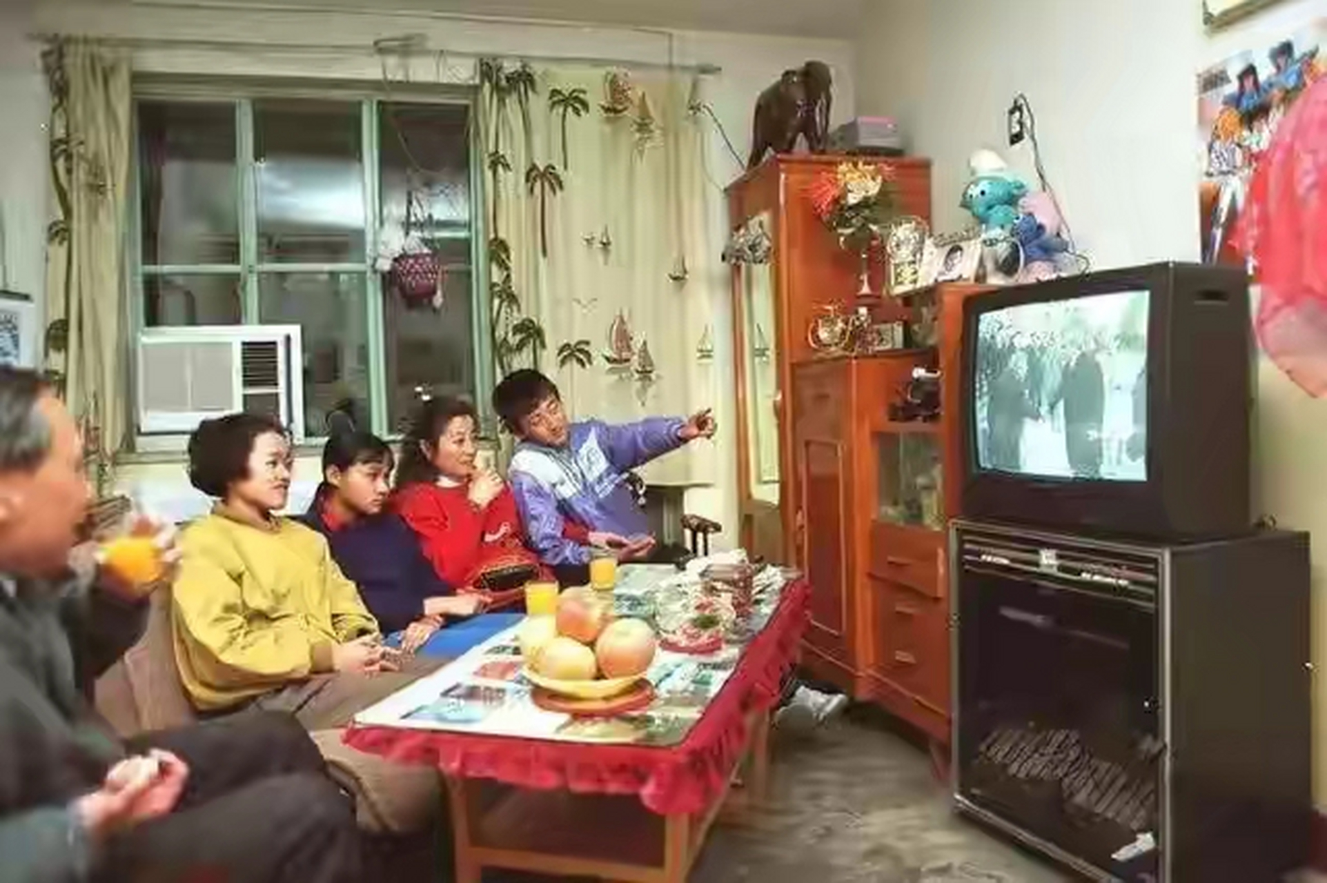 1994年,北京小康家庭一家人坐在沙发上看电视.