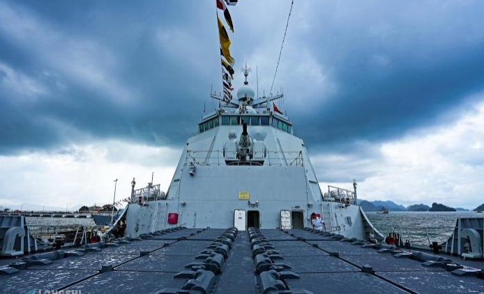 解放军湛江舰052d导弹驱逐舰震撼亮相兰卡威海事航空展