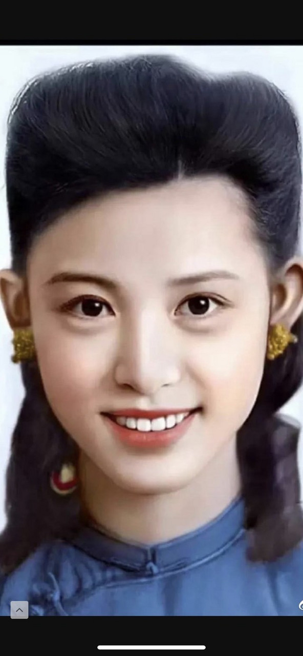 这张在网上非常火的照片主人公叫徐谟佳,1923年出生于上海,据说这是她