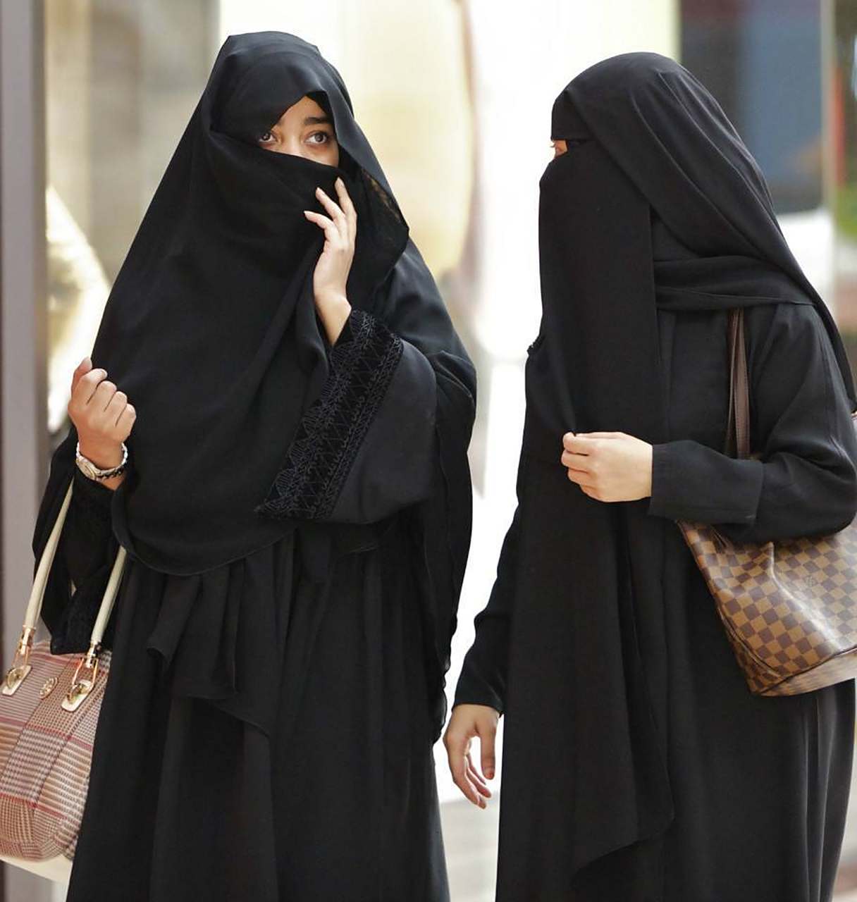 假如您是伊朗女性,您愿意成为她们中的哪一个?