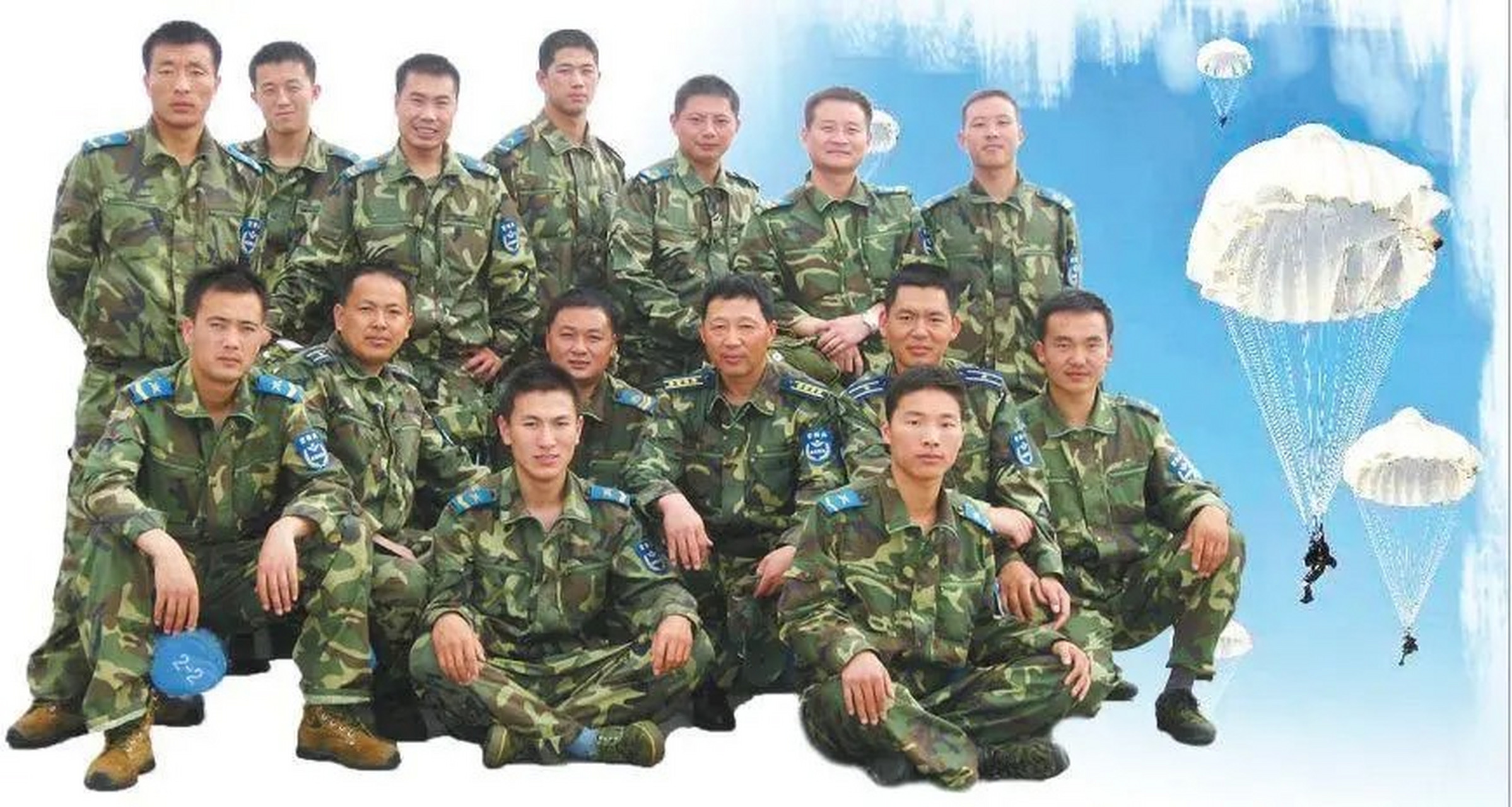 汶川地震时,李亚军作为15名空降兵中的一员,从震区上空5000多米奋不顾