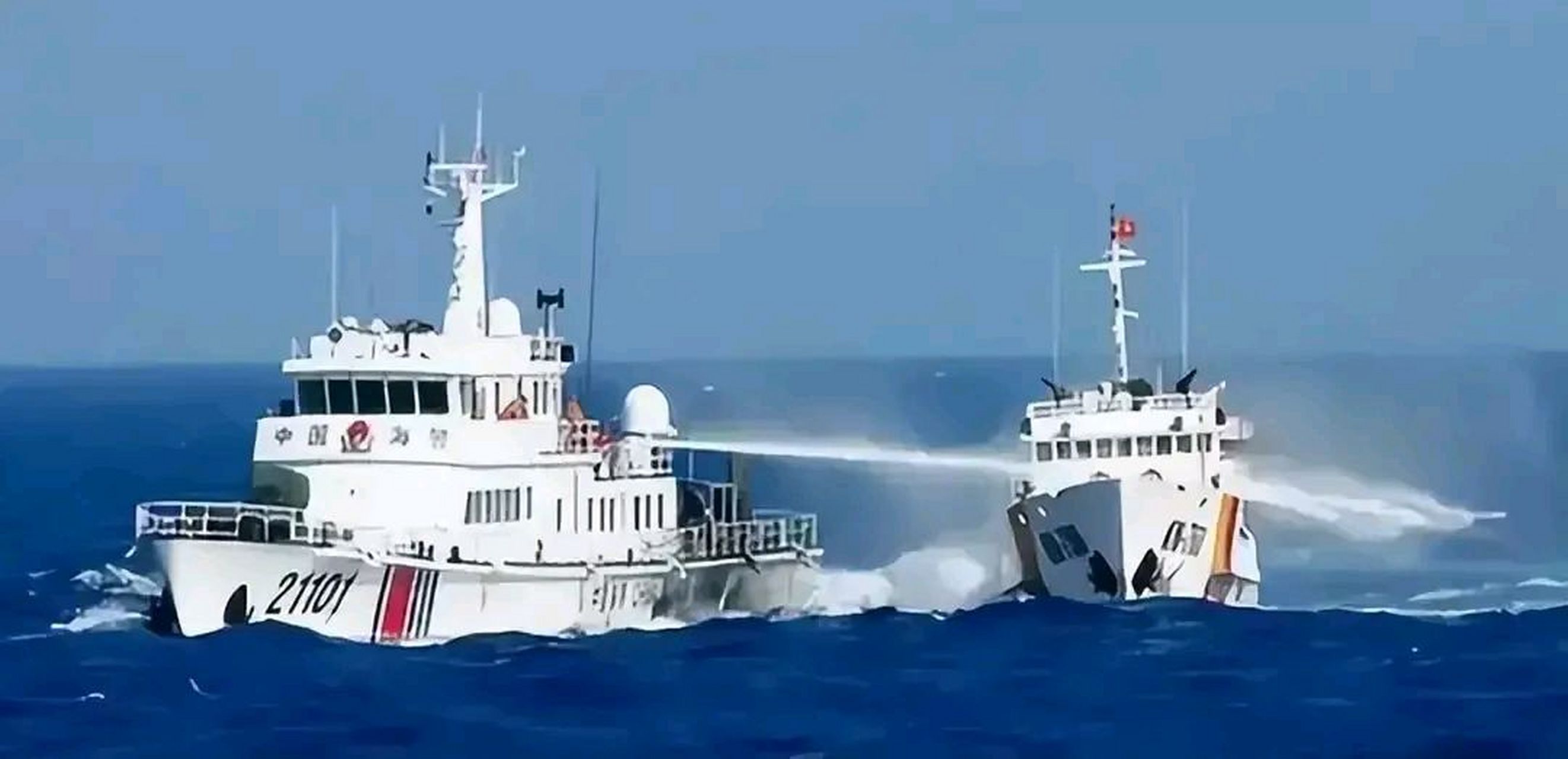 中国海警船给越南海警船洗了个透心凉的澡,中国在南海隐忍多年,随着
