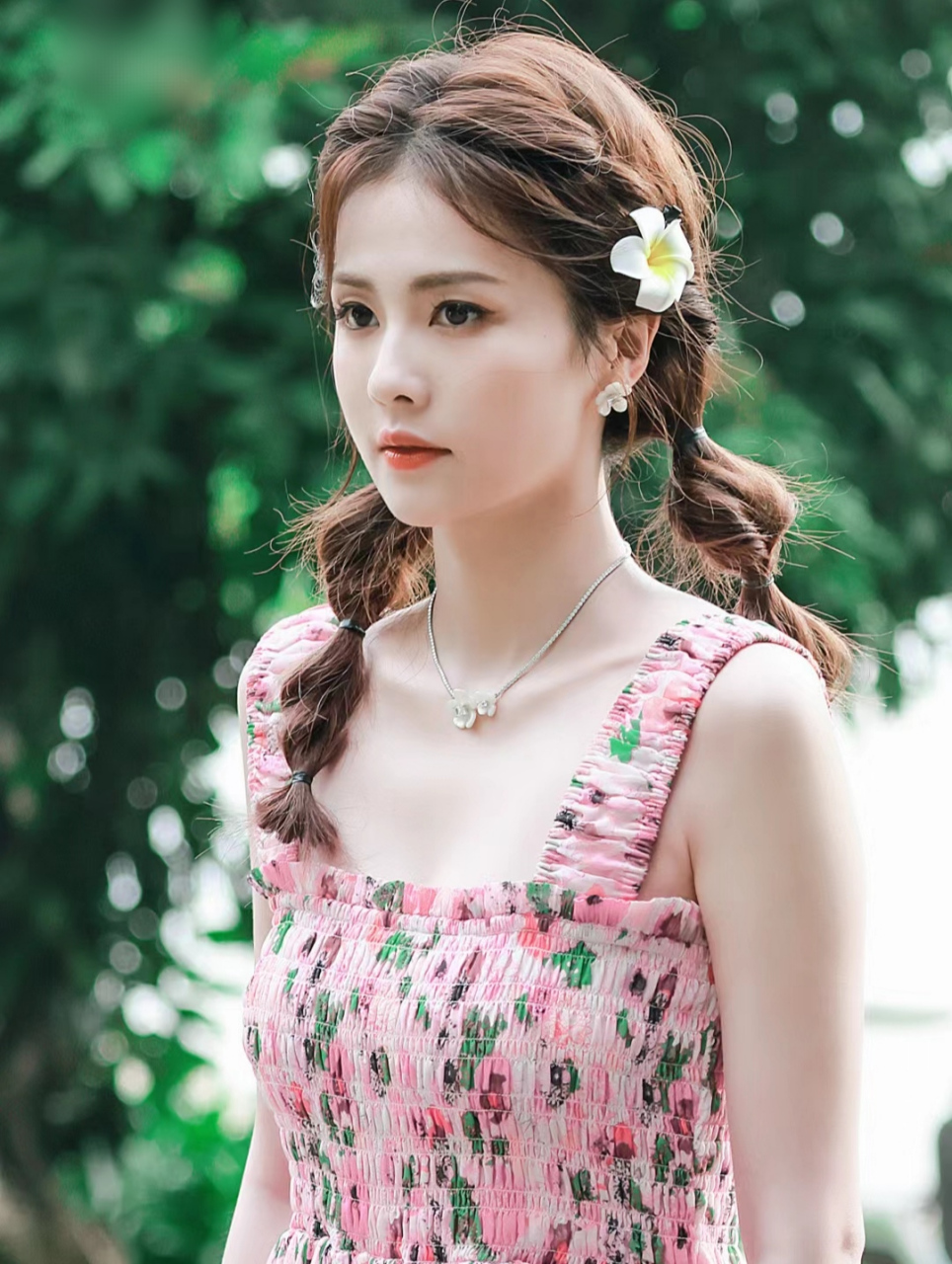 白鹿穿碎花裙太美了吧,和性感美女小姐姐一起学日常时尚穿搭#明星