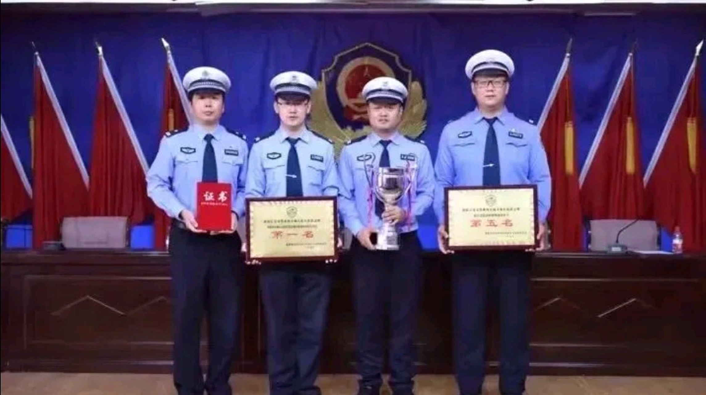 姐夫在交警大队当队长,去年因为办案太少,没有完成交警支队下达的罚款