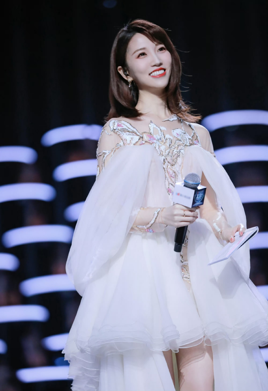 张纯烨长腿美脚丫[色][色] #张纯烨